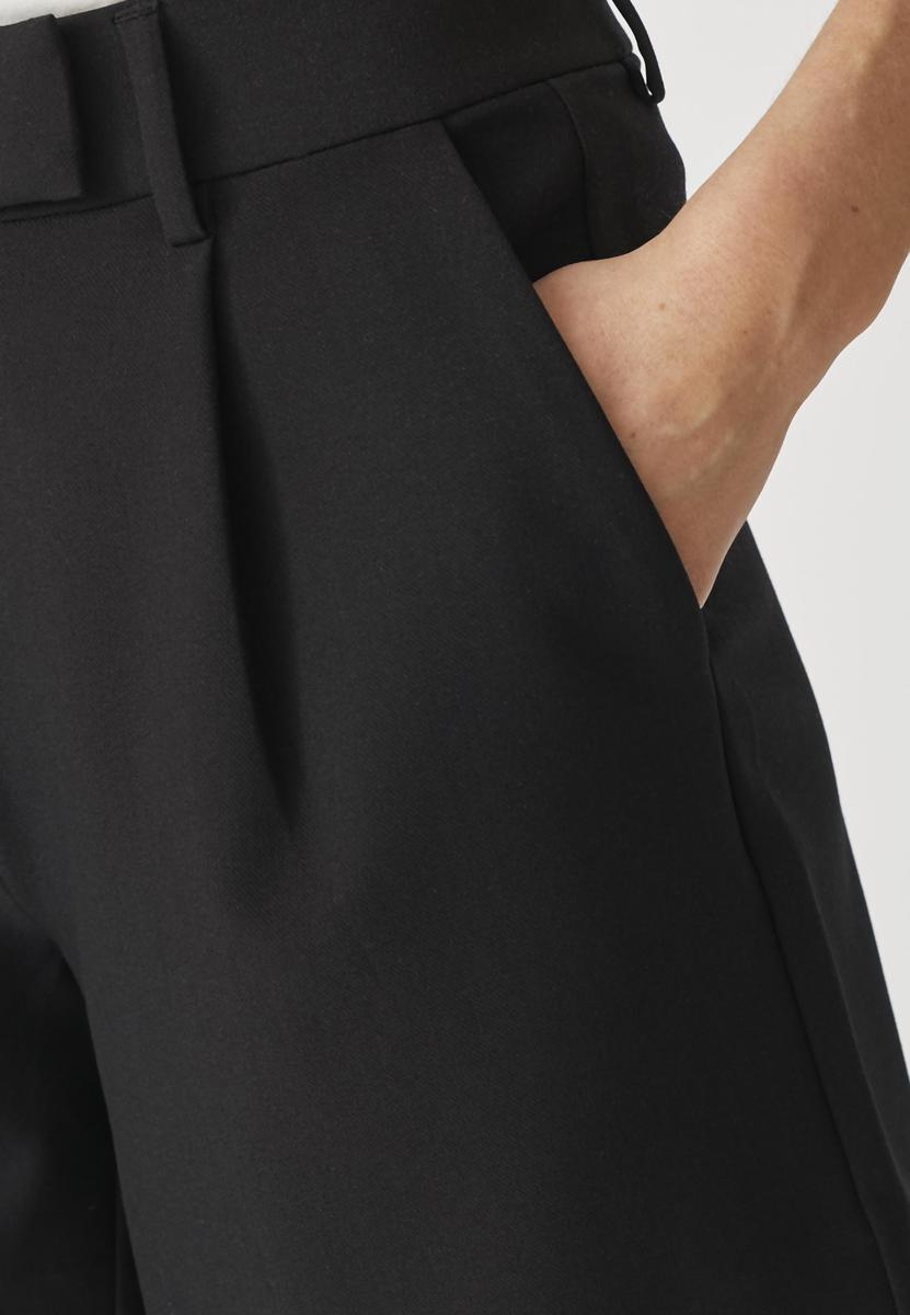 VolaCC Crop Pleat Shorts - Black - Co'couture